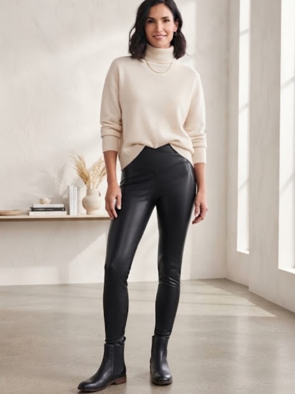 Athleta Women's Gleam Tight Black Faux Leather Panel Leggings L High Rise
ZZ
